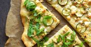 Pizza z cukinią i serem pleśniowym. Przełam włoską klasykę