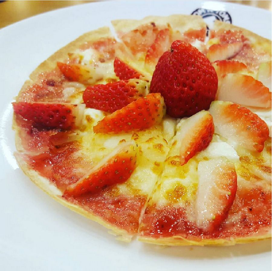 Być może pizza z truskawkami na stałe wejdzie do kulinarnego kanonu i wyprze tak popularną hawajską.