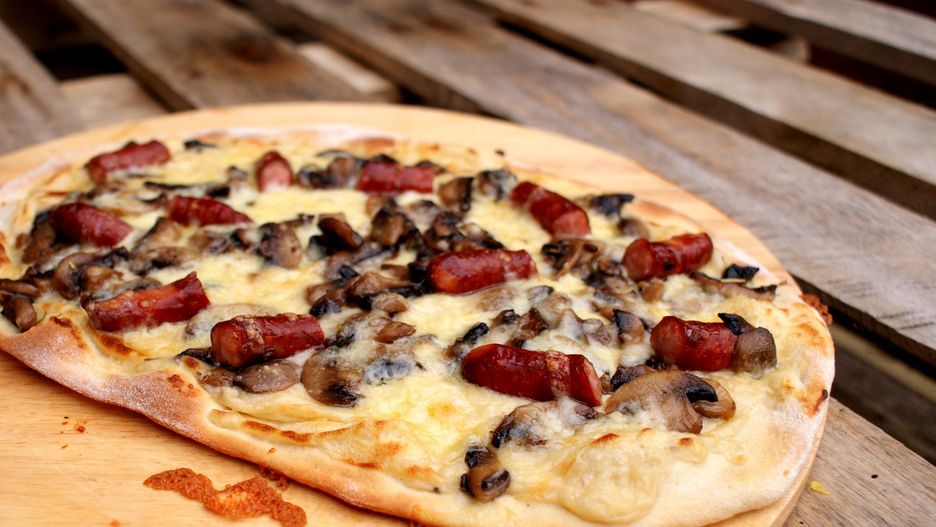 Pizza z białym sosem i frankfurterkami. Klasyka w nowym wydaniu
