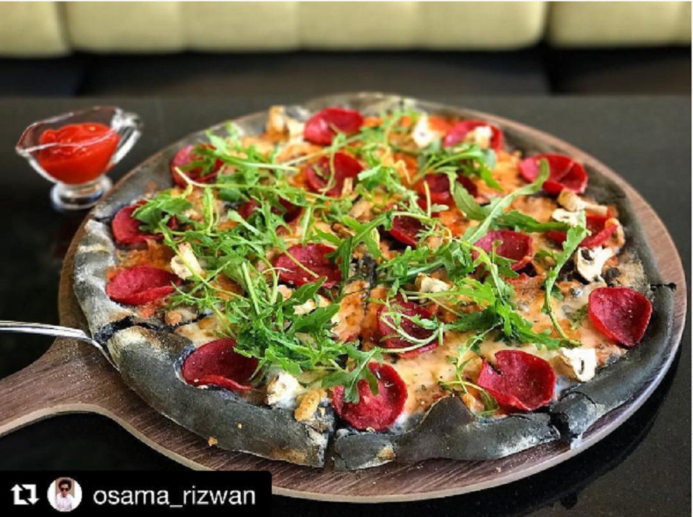 Czarna pizza – nowy hit Instagrama