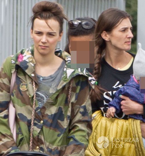 Paulina Krupińska i Sebastian Karpiel-Bułecka z córką Antoniną na spacerze