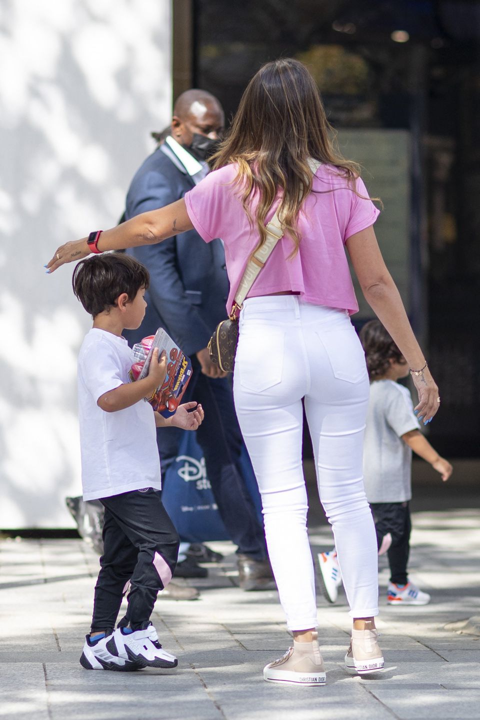 Antonella Roccuzzo - żona Leo Messiego z synami na zakupach