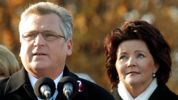 Prezydent Aleksender Kwaśniewski z żoną Jolantą podczas odprawy wart pod Grobem Nieznanego Żołnierza