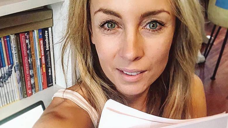 Karolina Ferenstein-Kraśko pokazuje swoją książkę