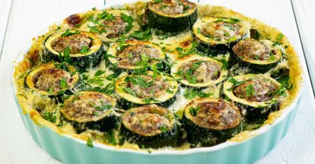 Pyszna cukinia z mięsnym farszem i parmezanem to idealny pomysł na obiad i kolację!