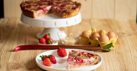 Tarta z rabarbarem i truskawkami