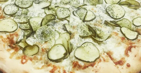 Pizza z ogórkami kiszonymi w roli głównej. To strzał w 10, czy kompletna klapa?