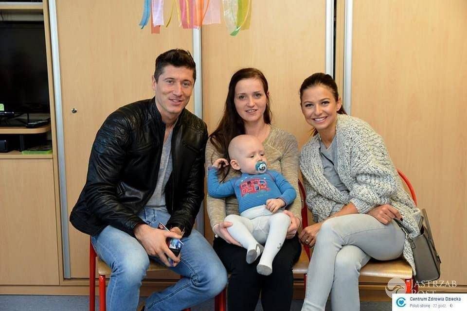 Anna i Robert Lewandowscy odwiedzili dzieciaczki w Centrum Zdrowia Dziecka