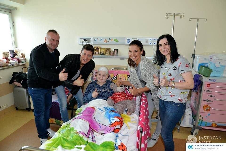 Anna i Robert Lewandowscy odwiedzili dzieciaczki w Centrum Zdrowia Dziecka