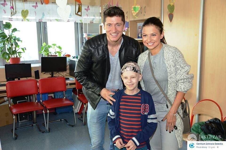 Anna i Robert Lewandowscy odwiedzili dzieciaczki w Centrum Zdrowia Dziecka