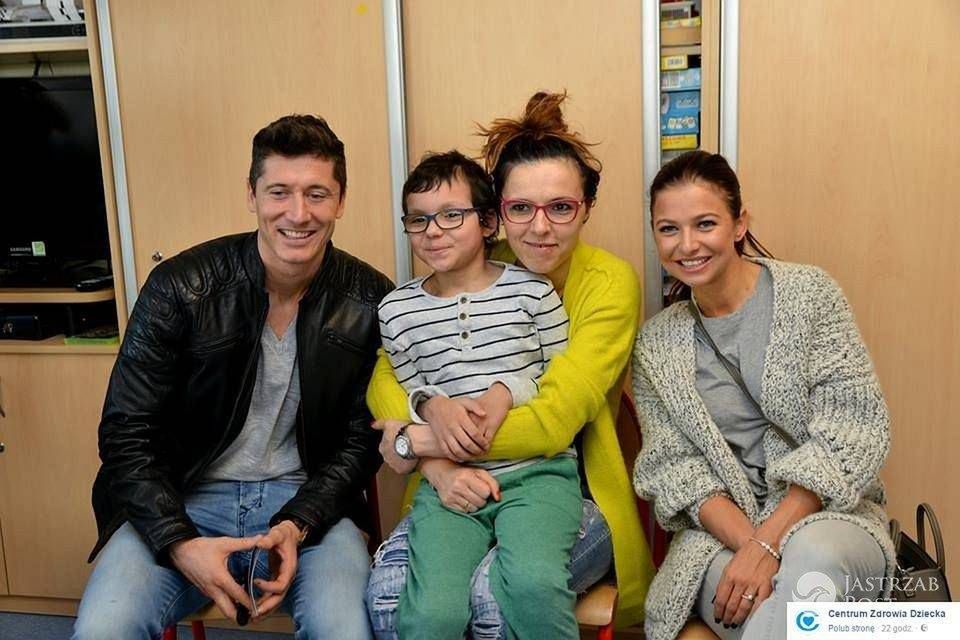 Anna i Robert Lewandowscy odwiedzili dzieciaczki w Centrum Zdrowia Dziecka