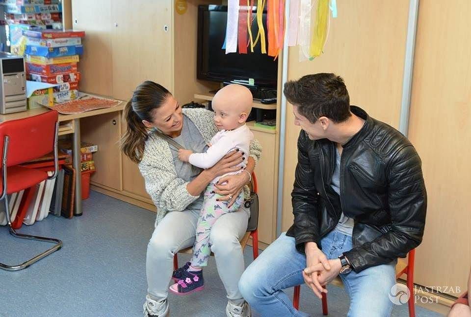 Anna i Robert Lewandowscy odwiedzili dzieciaczki w Centrum Zdrowia Dziecka