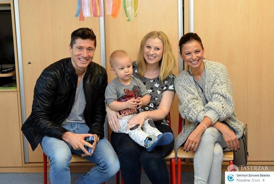 Anna i Robert Lewandowscy odwiedzili dzieciaczki w Centrum Zdrowia Dziecka