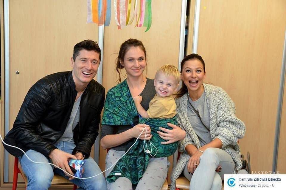 Anna i Robert Lewandowscy odwiedzili dzieciaczki w Centrum Zdrowia Dziecka