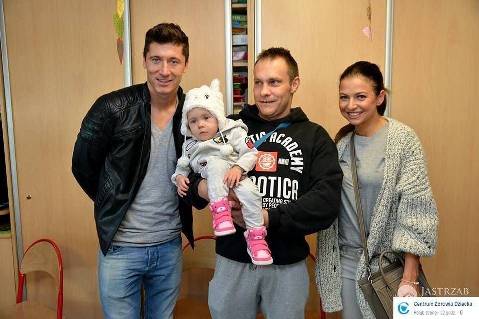 Anna i Robert Lewandowscy odwiedzili dzieciaczki w Centrum Zdrowia Dziecka
