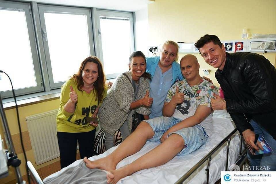 Anna i Robert Lewandowscy odwiedzili dzieciaczki w Centrum Zdrowia Dziecka