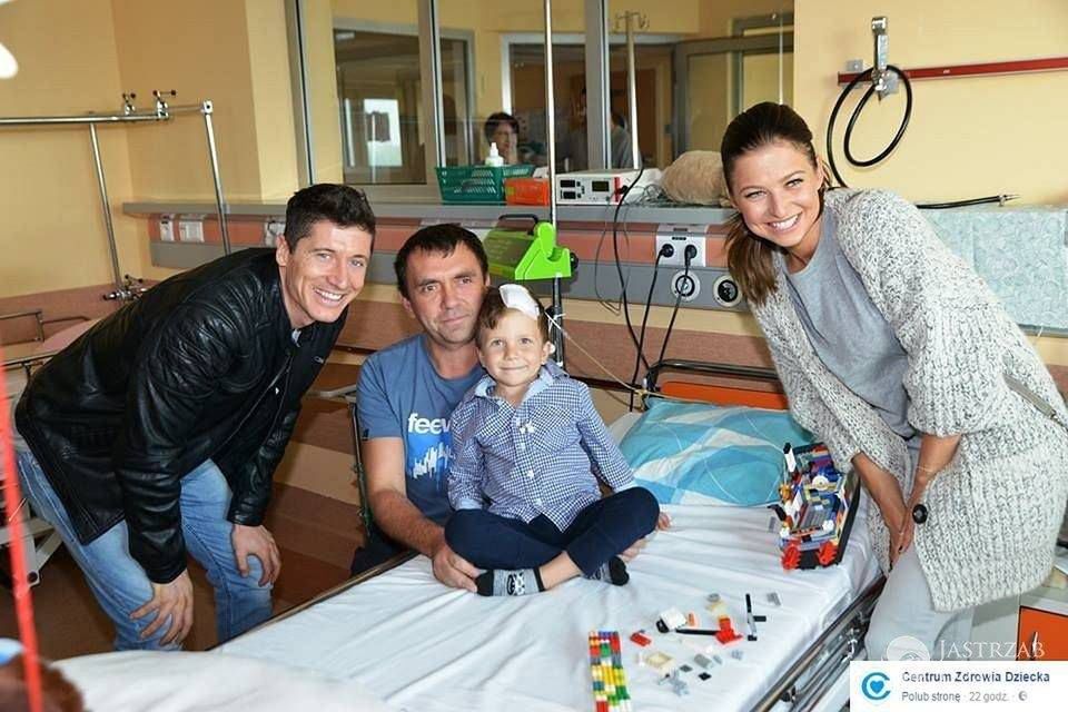 Anna i Robert Lewandowscy odwiedzili dzieciaczki w Centrum Zdrowia Dziecka