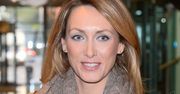 Anna Kalczyńska perfekcyjnie łączy trendy. Wybrała musztardowy płaszcz, zamszowe botki i porwane jeansy [zdjęcia]