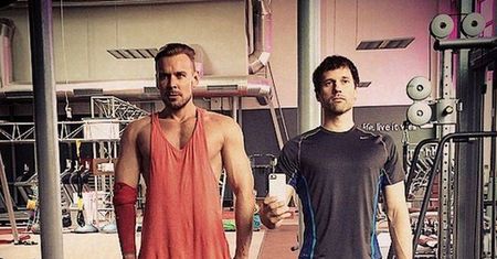 Dawid Woliński opublikował film z siłowni, a internauci wytknęli mu, że powininen popracować nad łydkami. Odpowiedział im
