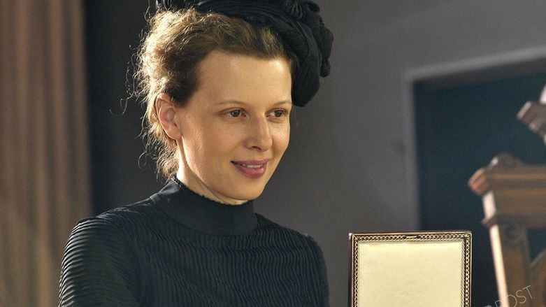 Karolina Gruszka jako Maria Curie, fot. AKPA