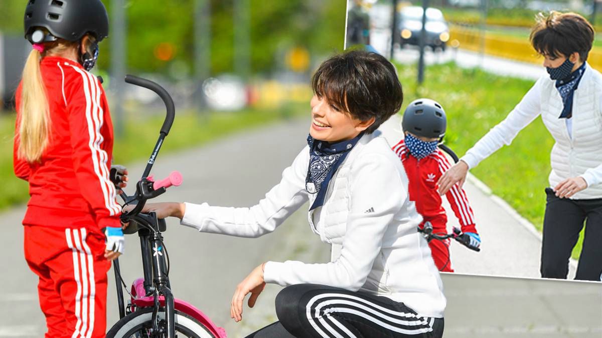 Dorota Gardias z córeczką szaleją na osiedlu. Słodka Hania rozpoczęła lekcje jazdy na rowerze