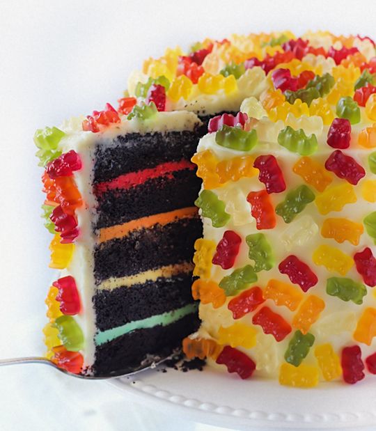 Każde ciasto, które jest otoczone na zewnątrz lukrem, można łatwo ozdobić żelkami. Wystarczy je po prostu delikatnie przycisnąć.