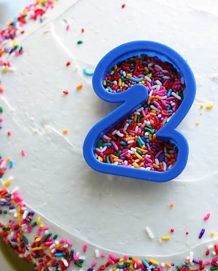 Możesz wykorzystać jedynie kształt danej cyfry, która Cię interesuje i wsypać do niej posypką. Bardzo kreatywnie!