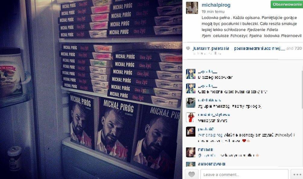Michał Piróg trzyma książki w lodówce
Fotografia: Instagram.com
