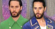 W tym sezonie Jared Leto stawia na oryginalne płaszcze. Na premierze "Legionu samobójców" wyglądał zjawiskowo