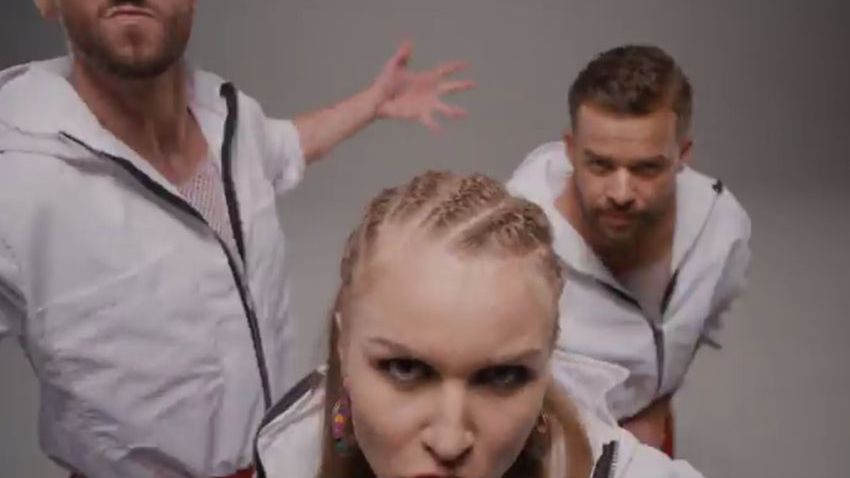 screen z teledysku "Tęcza"