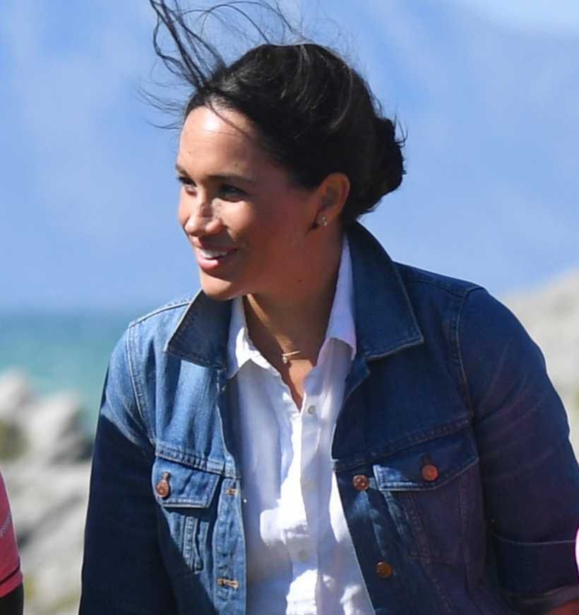 Meghan Markle w rozwianych włosach w Afryce