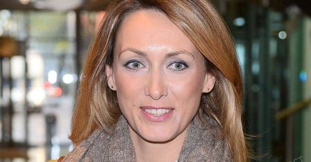 Anna Kalczyńska perfekcyjnie łączy trendy. Wybrała musztardowy płaszcz, zamszowe botki i porwane jeansy [zdjęcia]