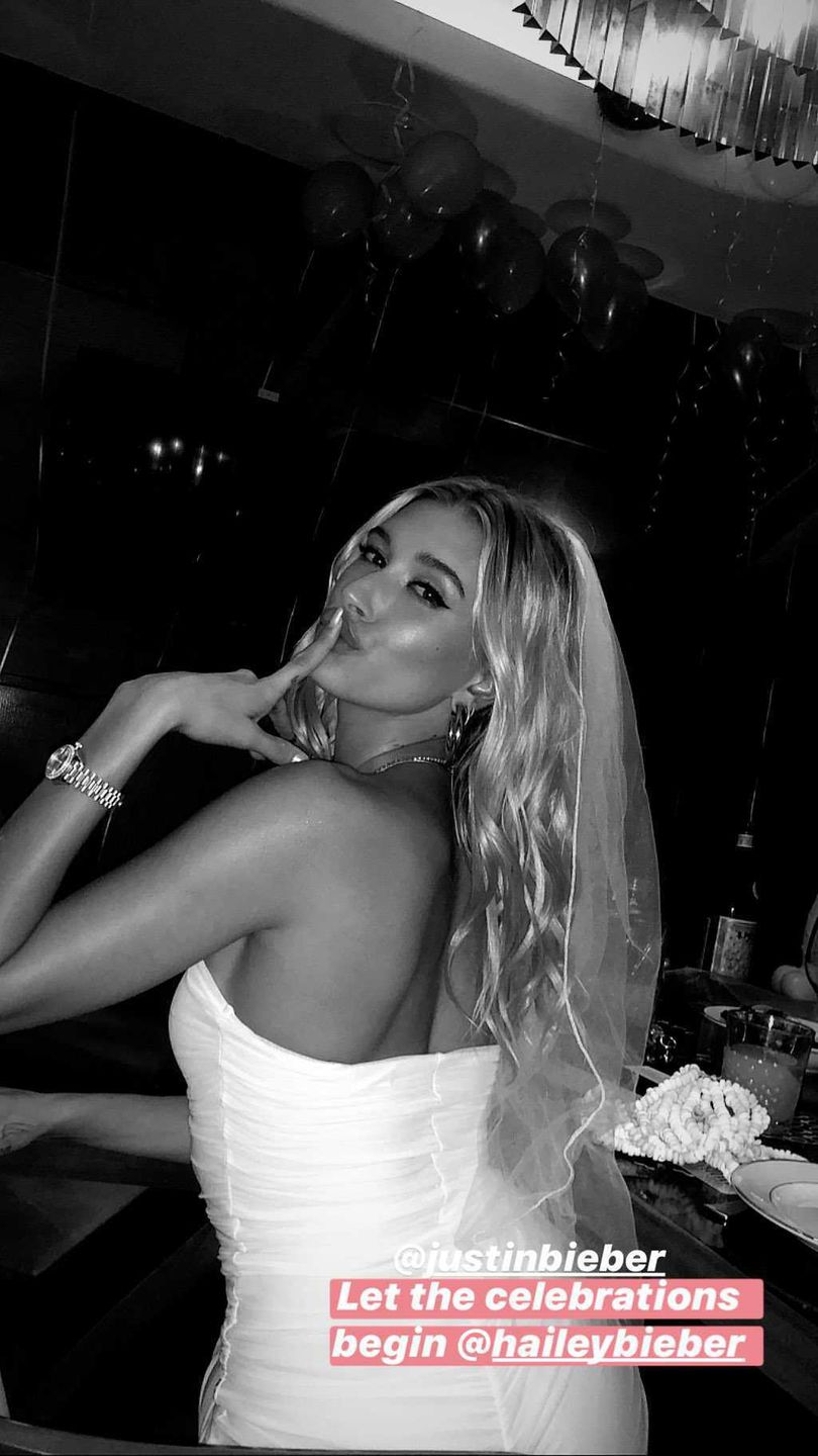 Hailey Bieber w białej sukni podczas wieczoru panieńskiego