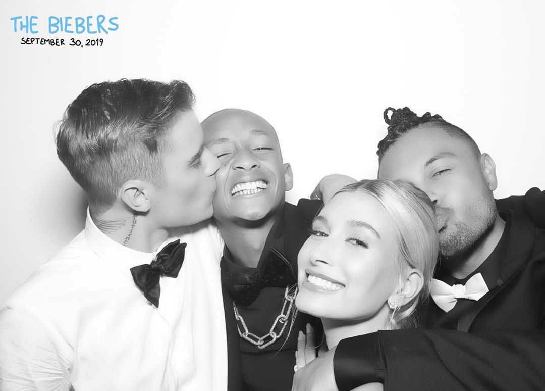 Justin Bieber i Hailey Bieber z gośćmi podczas swojego ślubu