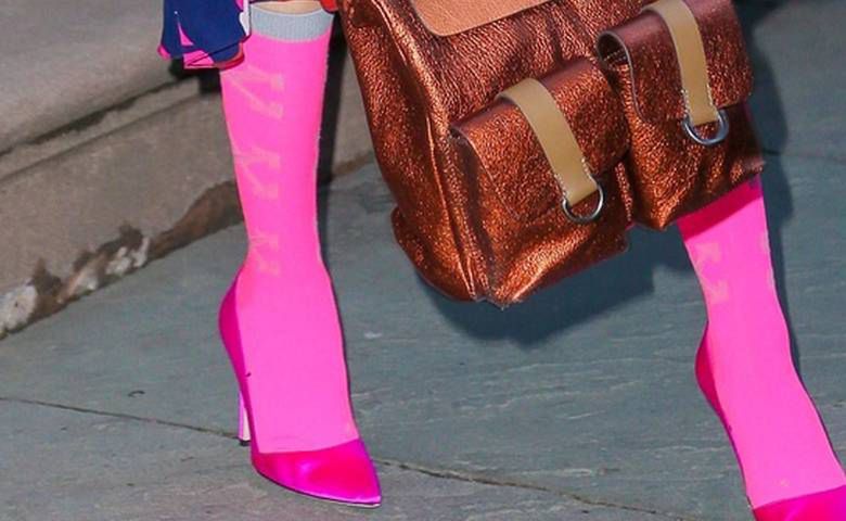 Sarah Jessica Parker – różowe podkolanówki